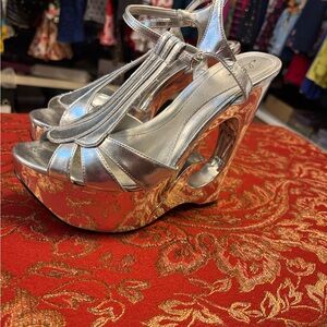 Ellie Silver Platform Wedge Sandals - Metallic T-Strap size 7 gently used